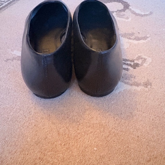 Black Leather Pointed Toe Flats: Great Condition - Picture 4 of 5